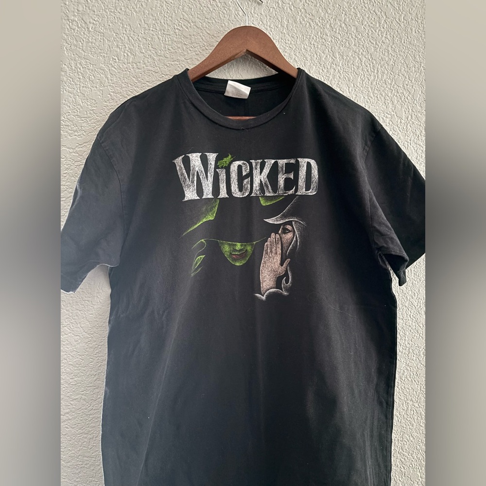 Wicked Broadway Musical Graphic Tee – XL – Black 🎭✨